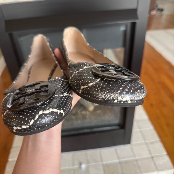 Tory Burch Black and Cream Snakeskin-Print Logo Ballet Flats - Picture 6 of 7